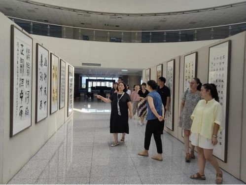 美術學院黨委組織教師參觀廉潔文化書畫作品展，深化文化藝術交流活動